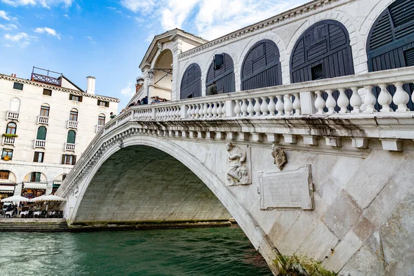 意大利威尼斯 2022年4月3日 里阿尔托桥 Ponte Rialto 是横跨意大利威尼斯大运河的4座桥梁中最古老的一座 — 图库照片