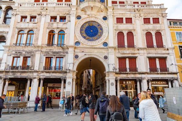 ヴェネツィア イタリア 2022年4月2日 1493年にドージョ アゴスティーノ バーバリゴ マルコ広場に面したトーレ オロロジオ またはセント マークス時計塔によって任命された15世紀のエンジニアリングの驚異です — ストック写真