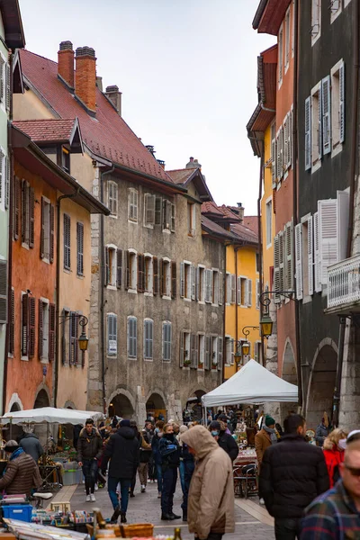 Annecy Francja Stycznia 2022 Ludzie Kupujący Sprzedający Starym Rynku Annecy — Zdjęcie stockowe