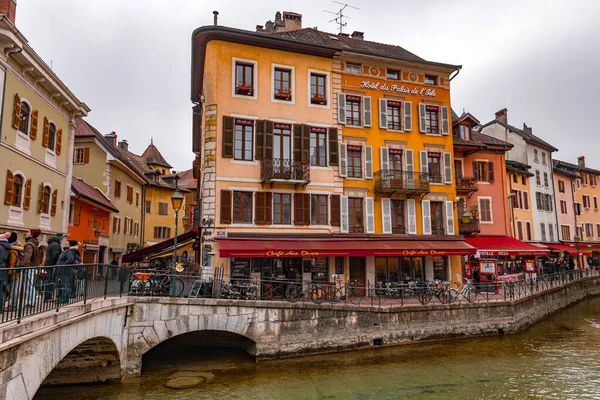 stock image Annecy, France - January 29, 2022: Scenic view of the beautiful canals and historic buildings in the old town of Annecy, Rhone-Alpes, France.