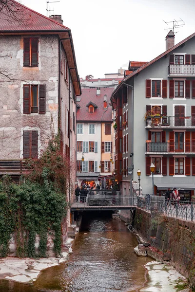 stock image Annecy, France - January 29, 2022: Scenic view of the beautiful canals and historic buildings in the old town of Annecy, Rhone-Alpes, France.