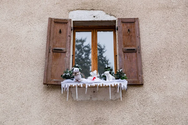 松の木や窓の外のクマとクリスマスの装飾 アヌシー フランス — ストック写真