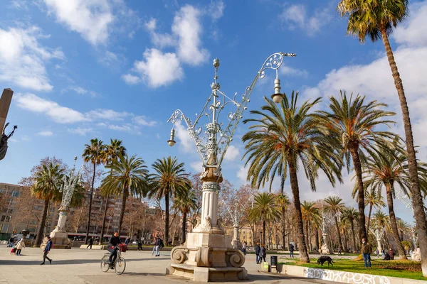 西班牙巴塞罗那 Feb 2022 华丽的金属灯柱 西班牙巴塞罗那传统的城市装饰 — 图库照片
