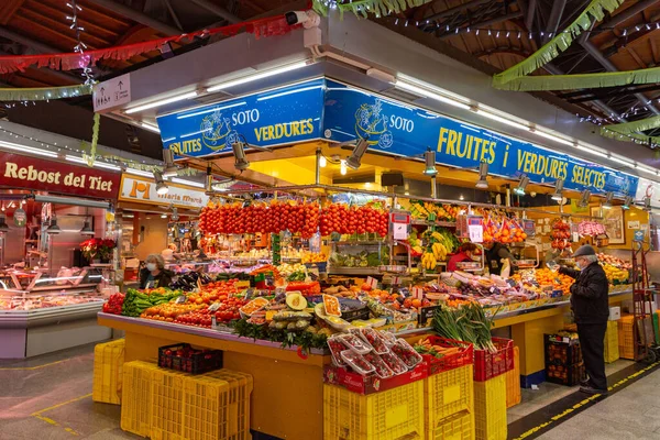 西班牙巴塞罗那 Feb 2022 位于西班牙巴塞罗那La Ribera的Mercat Santa Caterina内出售的新鲜食品 — 图库照片