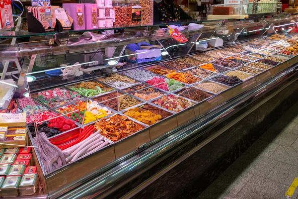 Barcelona Hiszpania Feb 2022 Świeże Jedzenie Sprzedawane Wewnątrz Mercat Santa — Zdjęcie stockowe