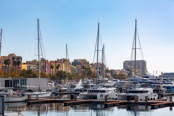 西班牙巴塞罗那 Feb 2022 意为加泰罗尼亚的旧港 位于西班牙加泰罗尼亚的巴塞罗那地中海沿岸 — 图库照片