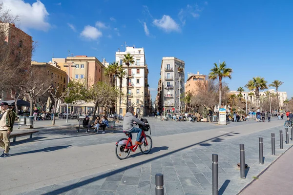 スペイン バルセロナ 2022年2月10日 バルセロナのシウタット ヴェラ地区 地中海沿岸 スペインのバルセロナビーチ沿いの建物と人々 — ストック写真