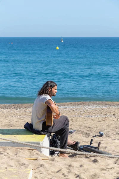 Barcelona España Feb 2022 Joven Tocando Guitarra Cantando Largo Playa — Foto de Stock