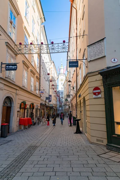 Salisburgo Austria Dicembre 2021 Getreidegasse Una Trafficata Dello Shopping Nella — Foto Stock