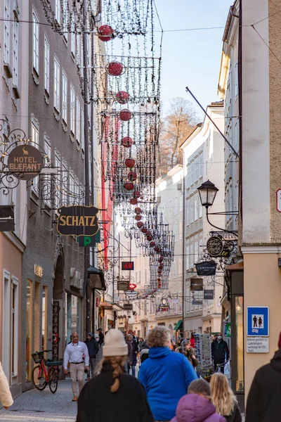 Salzburgo Áustria Dezembro 2021 Getreidegasse Uma Movimentada Rua Comercial Histórico — Fotografia de Stock