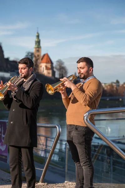 Salcburk Rakousko Prosince 2021 Dva Trompetisté Vystupují Mostě Love Lock — Stock fotografie