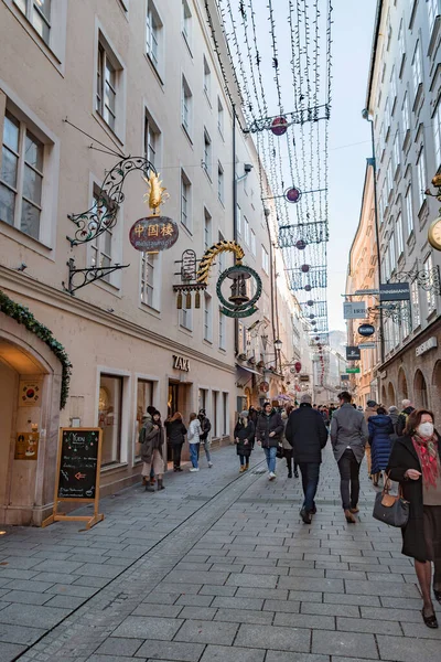 Salzburgo Áustria Dezembro 2021 Getreidegasse Uma Movimentada Rua Comercial Histórico — Fotografia de Stock