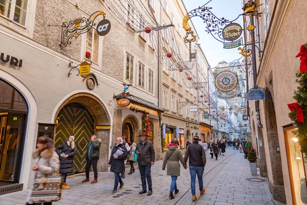 Salzburgo Austria Diciembre 2021 Getreidegasse Una Concurrida Calle Comercial Histórica —  Fotos de Stock