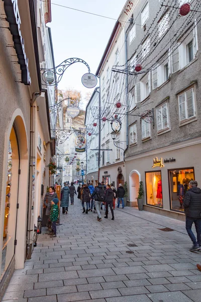 2021年12月27日 奥地利萨尔茨堡 Getreidegasse Getreidegasse 是位于奥地利萨尔茨堡历史名城的一条繁忙的购物街 自1996年以来一直是联合国教科文组织的世界遗产 — 图库照片