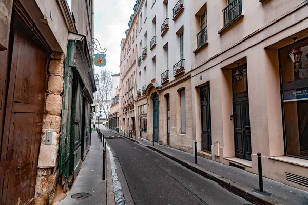 フランス 2022年1月20日 フランスの首都パリからの一般的な通りの景色 典型的なフランス建築と都市景観 — ストック写真