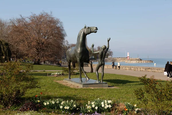 Geneve Schweiz Mars 2022 Tonåringen Och Hästskulpturen Skapad Den Schweiziska — Stockfoto