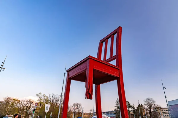Genebra Suíça Março 2022 Cadeira Quebrada Uma Escultura Monumental Madeira — Fotografia de Stock