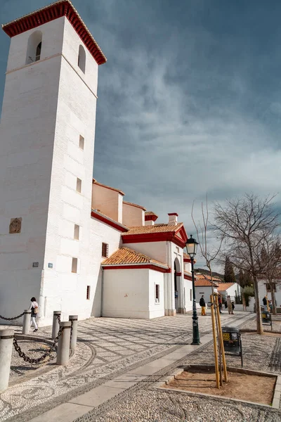 スペイン グラナダ 2022年2月23日 スペイン グラナダのアルビシンにあるミラドール サンニコス広場のサンニコラ教会 — ストック写真
