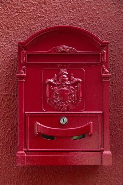 スペイン グラナダ 2022年2月23日 スペインのグラナダの壁に赤い色のヴィンテージのポストボックス — ストック写真