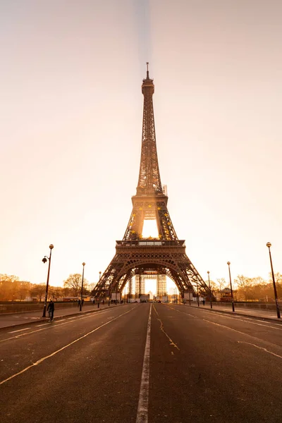 Jan 2022 由法国 马尔斯广场上的古斯塔夫 埃菲尔设计的标志性的埃菲尔铁塔 — 图库照片