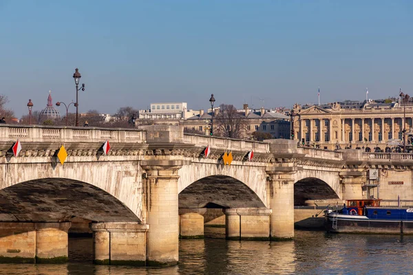 フランス 2022年1月24日 フランスの首都パリのセーヌ川周辺の建物と典型的なフランスの建築 — ストック写真