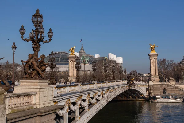 フランス 2022年1月24日 アレクサンドル3世は パリのセーヌ川にまたがるデッキアーチ橋です シャンゼリゼ四半期とインヴァリデスとエッフェル塔を結ぶ — ストック写真