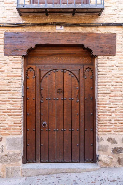 2022年西班牙托莱多 Feb 17日 传统安达卢西亚风格的门 来自西班牙托莱多的建筑细节 — 图库照片
