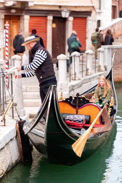 Venedig Italien April 2022 Gondeln Auf Den Alten Kanälen Von — Stockfoto
