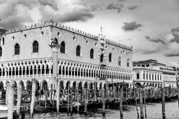 ヴェネツィア イタリア 4月2 2022 サンマルコ広場に位置するヴェネツィアの最も重要なランドマークの一つであるドゥカーレ宮殿の外観ビュー — ストック写真