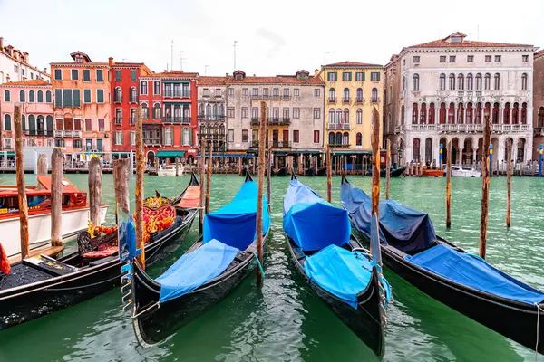 Venise Italie Avril 2022 Gondoles Sur Les Anciens Canaux Venise Images De Stock Libres De Droits