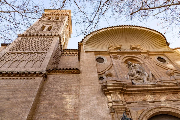 미구엘 나바로스는 스페인 사라고사에서 알푸디에르와 바로크 양식으로 지어진 14세기 교회입니다 — 스톡 사진
