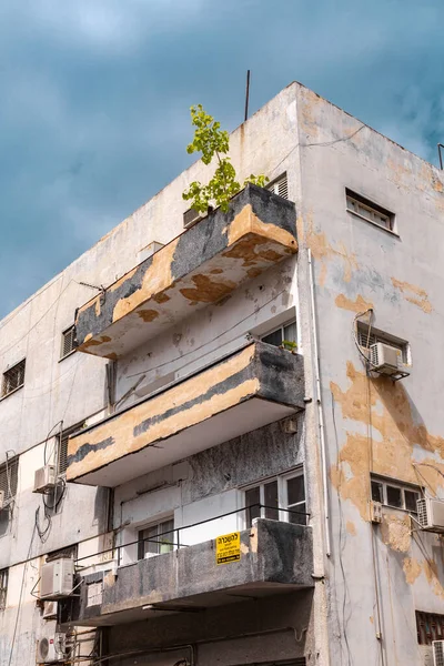 Stock image Tel Aviv, Israel - October 2, 2023 - Typical Bauhaus inspired architectral detail from Tel Aviv, also called as the White City. Tel Aviv widely hosts examples of modernist-Bauhaus architecture.