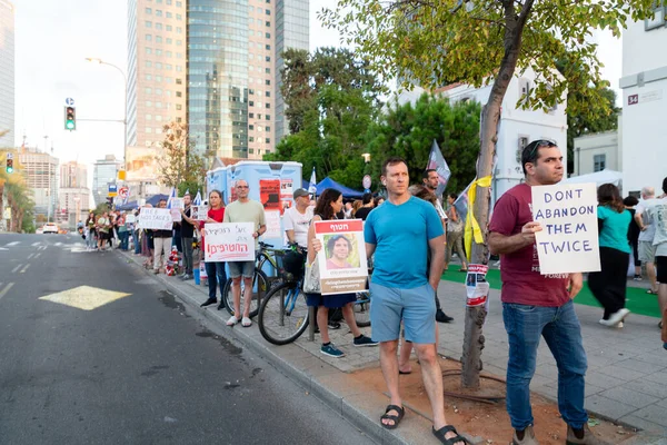 stock image Tel Aviv, Israel - OCT 19, 2023 - Israeli civilians gathered in solidarity for ceasefire between Israel and Gaza, holding banners for the missing and kidnapped Israeli people, Kaplan Street, Tel Aviv.