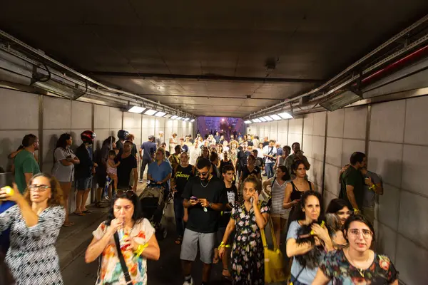 stock image Tel Aviv, Israel - October 28, 2023 - Israeli civilians rushing into public shelters as the sirens go off during the ongoing Hamas-Israel war which started on October 7.