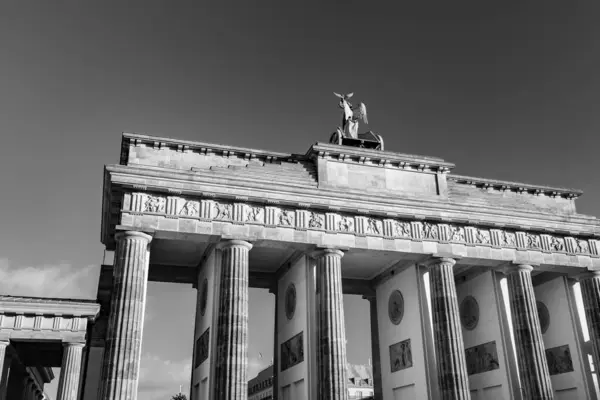 德国首都柏林的勃兰登堡门或勃兰登堡托尔的著名地标 — 图库照片