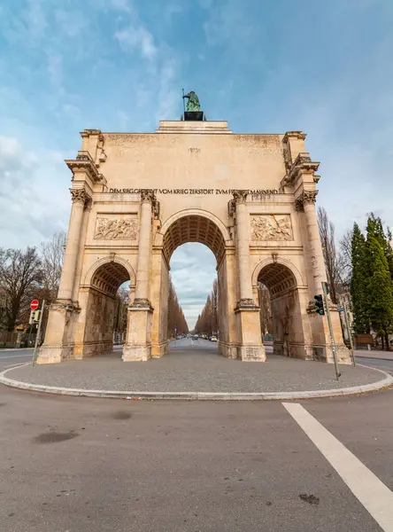 慕尼黑胜利之门 Thesiegestor 是一座有三个拱门的纪念拱门 顶部是一座巴伐利亚雕像和一个狮子四边形雕像 — 图库照片