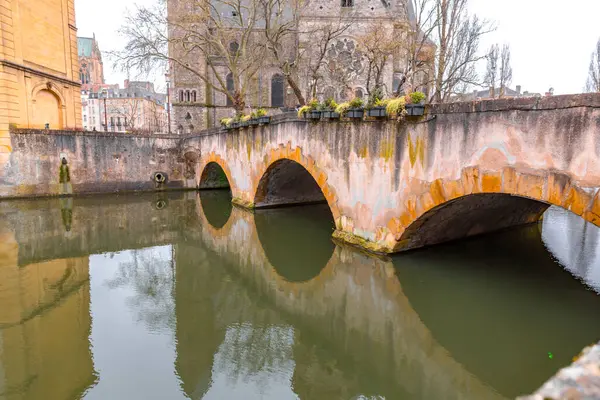 从法国美丽的城市梅兹看城市景观 Moselle河岸的桥梁 房屋和教堂 免版税图库照片
