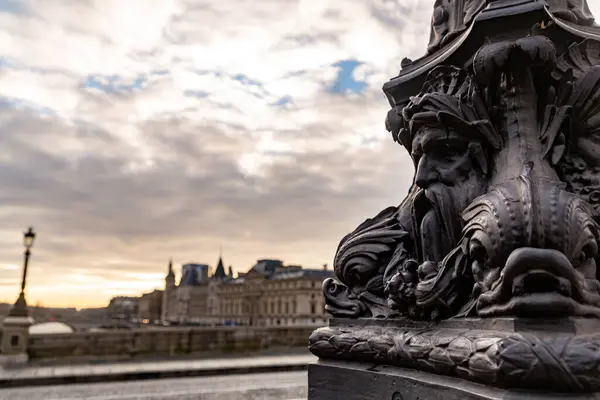 Чавунний Декоративний Орнамент Людським Обличчям Типовий Ліхтар Мосту Парижі Франція Ліцензійні Стокові Зображення