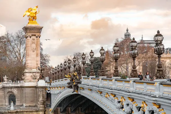 프랑스 2022년 24일 알렉상드르 Pont Alexandre Iii 파리의 세느강을 횡단하는 스톡 사진