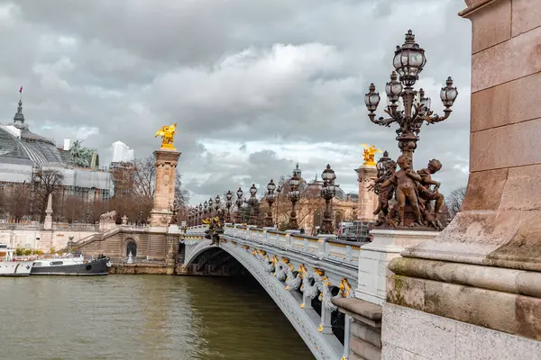 2022年1月24日 法国巴黎 亚历山大港三世桥 Pont Alexandre Iii 是一座横跨巴黎塞纳河的拱桥 它将Champs Elysee区与Invalides和Eiffel塔区连接起来 免版税图库照片