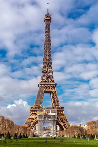 Jan 2022 由法国 马尔斯广场上的古斯塔夫 埃菲尔设计的标志性的埃菲尔铁塔 图库图片