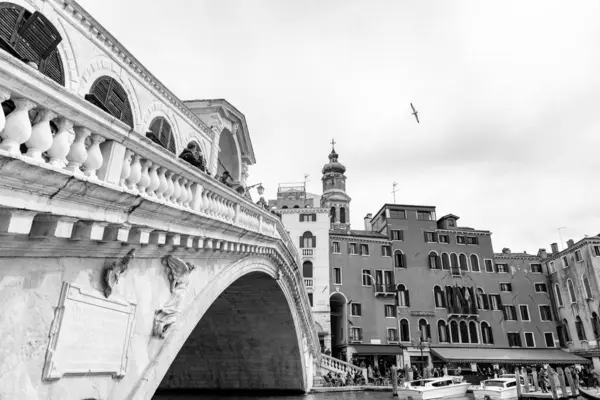 Venesia Italia April 2022 Jembatan Rialto Yang Terkenal Melintasi Terusan Stok Gambar