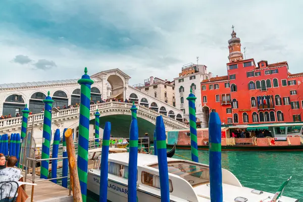 Venetië Italië April 2022 Beroemde Rialtobrug Het Canal Grande Venetië Rechtenvrije Stockfoto's