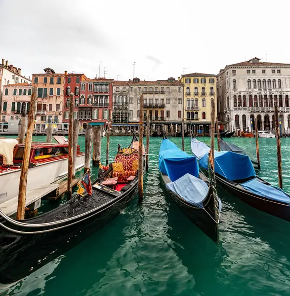Venesia Italia April 2022 Gondolas Kanal Kanal Kuno Venesia Veneto Stok Gambar Bebas Royalti