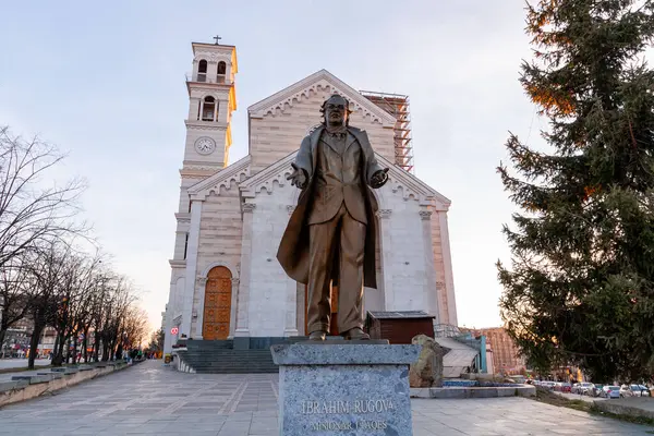 Stock image Pristina, Kosovo - February 5, 2024: Bronze statue of Ibrahim Rugova, the respected president of Kosovo until his death, located Mother Teresa Boulevard in the center of Pristina, Kosovo.