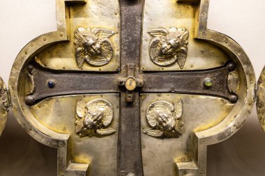 Etchmiadzin, Ermenistan - 23 Haziran 2024: Kral Ashot Yerkat çarmıhında İsa 'nın tahta çarmıhının kalıntısı Kutsal Etchmiadzin Ana Müzesi' ne yakın dur.