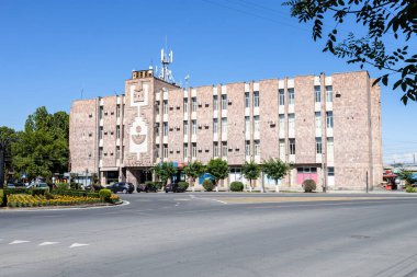 Etchmiadzin, Ermenistan - 23 Haziran 2024: Etchmiadzin şehrindeki belediye binası, Vagharshapat Belediyesi, Ermenistan güneşli yaz günü