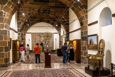 Etchmiadzin, Ermenistan - 23 Haziran 2024: Kutsal Etchmiadzin 'in Hazine Müzesinin İçi.
