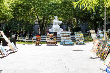 Erivan, Ermenistan - 26 Haziran 2024: Güneşli yaz gününde Erivan 'da Martiros Saryan' ın adını taşıyan meydanda modern Ermeni sanatçıların resimlerinin satışı