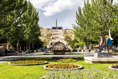 Erivan, Ermenistan - 26 Haziran 2024: Güneşli yaz gününde Erivan şehrinin Cascade bölgesinde yeşil park